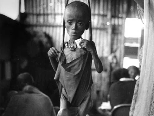 B&W photo of starving child in Africa